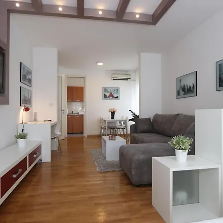 New Belville, Parking 5 Evra Dan *